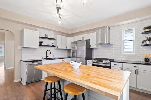 2812 8th St, Milwaukee WI 53215-3933 exterior