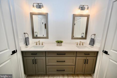 694 Prospect Ave, Princeton NJ 08540-4037 exterior