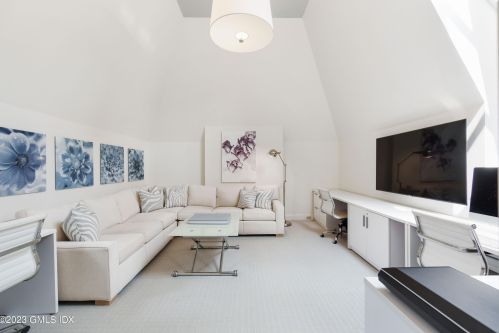 33 Midwood Rd, Greenwich CT 06830-3800 exterior