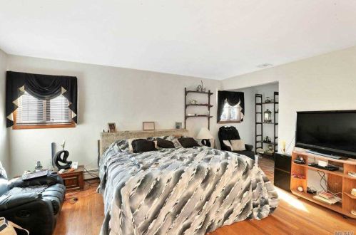 42 Cross Bow Ln, Commack NY 11725-1204 exterior