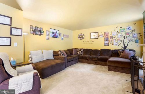 37 Louvain Dr, Hanover PA 17331-8696 exterior