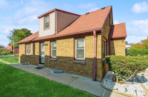 4929 27th St, Milwaukee, WI 53221-2605