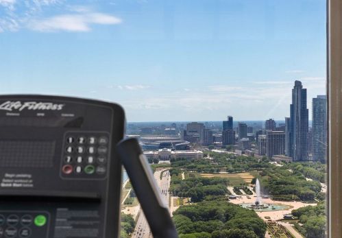 360 Randolph St, Chicago IL 60601-5069 exterior