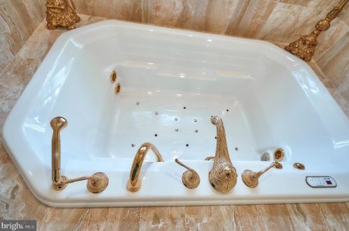 2221 Jefferson Ln, Huntingdon Valley PA 19006-6038 exterior