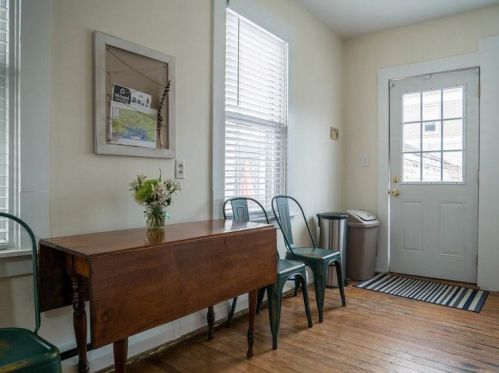 668 Thames St, Middletown RI  02840-6737 exterior