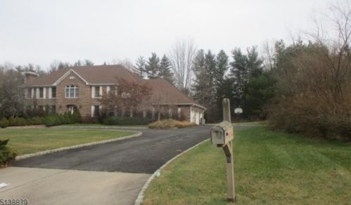 8 Manor Dr, Warren, NJ 07059-6138