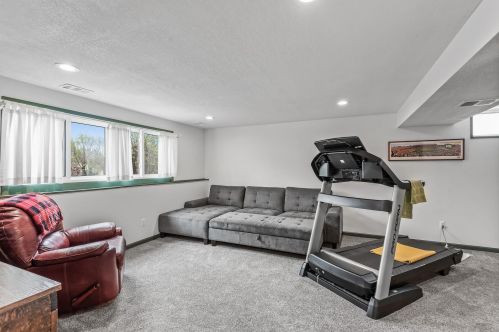 1402 18 Ave, Saint Paul MN 55112-5514 exterior