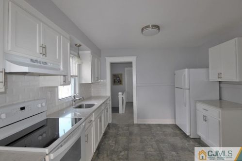 20 Silver Lk Ave, Edison NJ 08817-5248 exterior