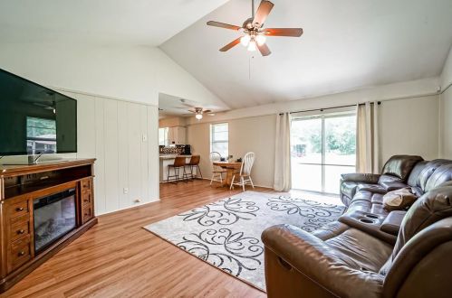 1548 Fish Hatchery Rd, Huntsville TX 77320-7008 exterior