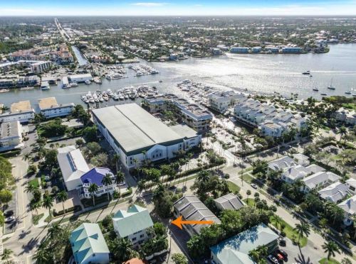 888 10th St, Naples FL 34120-5059 exterior