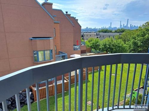 502 Chase Ct, Edgewater NJ  07020-1610 exterior