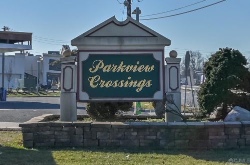 306 Regency Pl, Woodbridge NJ 07095-1036 exterior