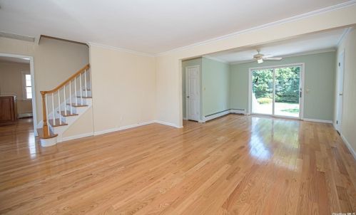 15 Bailey Ave, Babylon, NY 11702-2008