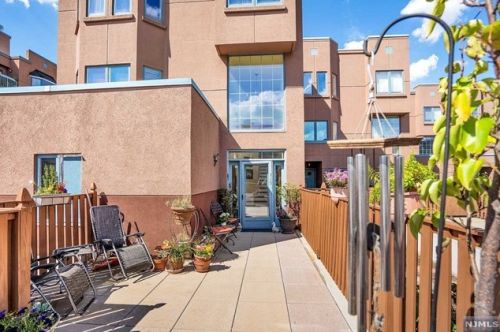 315 Livingston Ct, Edgewater NJ 07020-1639 exterior