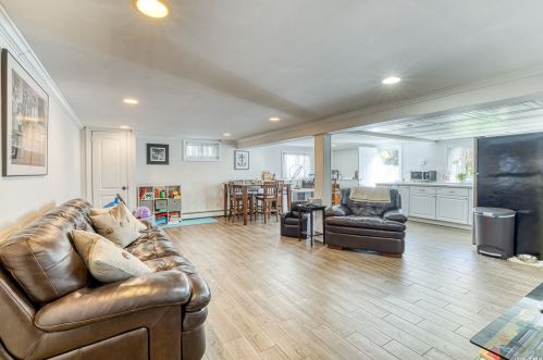 180 Cockonoe Ave, Babylon NY 11702-1904 exterior