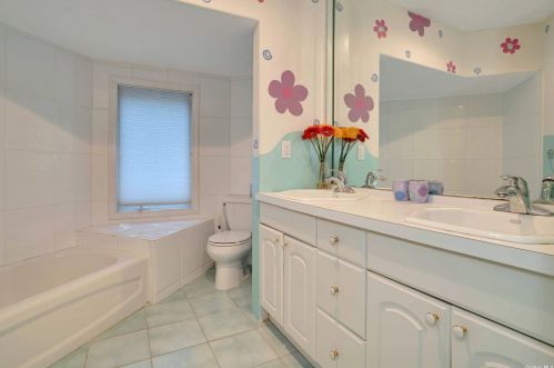 42 Clayton Dr, Huntington Station NY 11746-5503 exterior