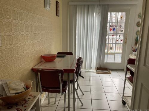 25 Sunset Dr, Derby CT 06418-2220 exterior