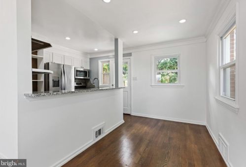 6916 Westhampton Dr, Alexandria VA 22307-1528 exterior