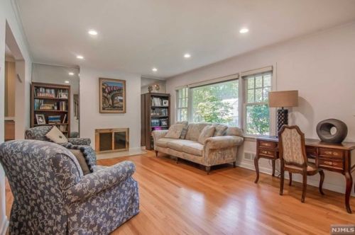 702 Downing St, Teaneck, NJ 07666-2218