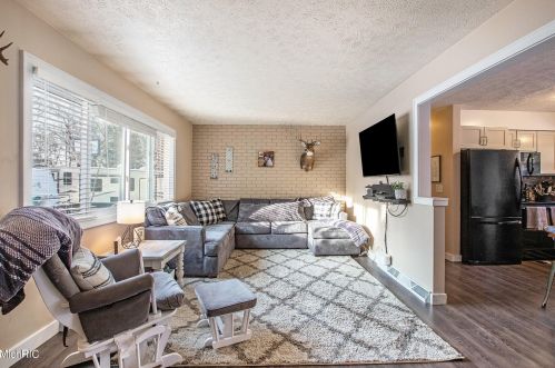 5940 3rd St, Kalamazoo, MI 49009-8892