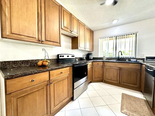 5670 Piping Rock Dr, Boynton Beach FL exterior