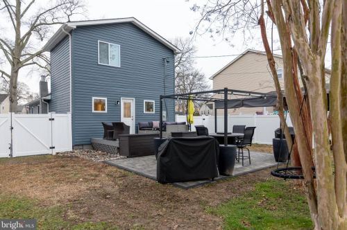 212 Spruce Ave, Edgewater, MD 21037-4801