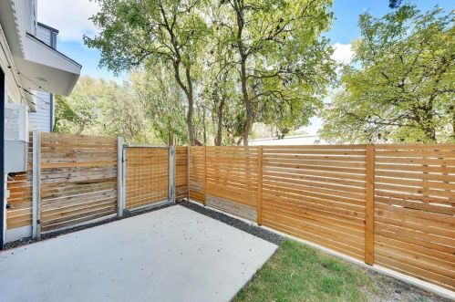 814 Bluff Dr, Austin TX  78745-4516 exterior