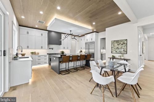 1327 Mayflower Dr, Mc Lean VA 22101-3405 exterior