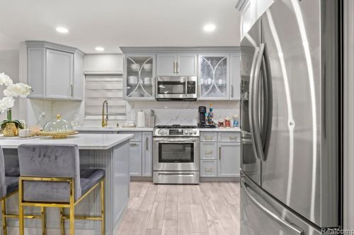 6126 Cambourne Rd, Dearborn Heights MI 48127-3916 exterior