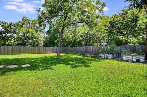 8208 Burrell Dr, Austin TX 78757-8339 exterior