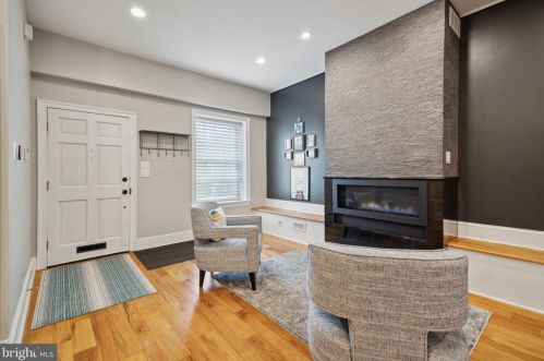 128 Bainbridge St, Philadelphia PA  19147-2402 exterior