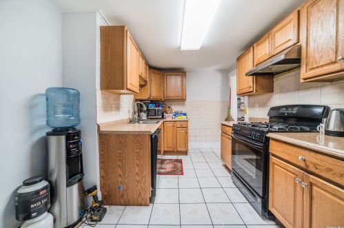 4028 Barnes Ave, Bronx NY 10466-4310 exterior