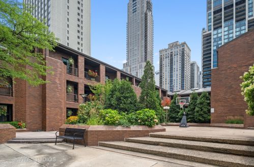 1000 State St, Chicago IL  60605-2203 exterior