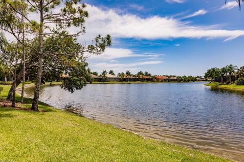 8975 Shenendoah Cir, Naples FL 34113-1670 exterior