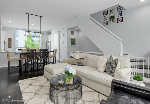 2946 Wood St, Chicago, IL 60657-4099