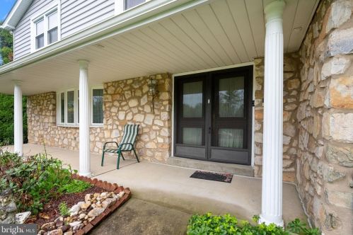 3883 Dempsey Ln, Huntingdon Valley PA  19006-1901 exterior