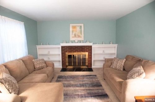 22 De Vausney Pl, Nutley, NJ 07110-2611