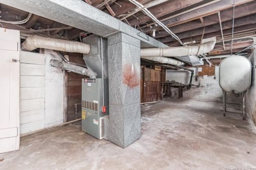 43 Elro St, Manchester CT 06040-4228 exterior