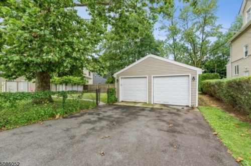 34 Baltusrol Way, Springfield NJ  07081-1515 exterior