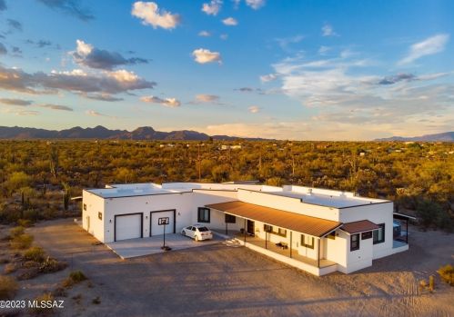 10392 Coyote Ln, Tucson, AZ 85742-9762