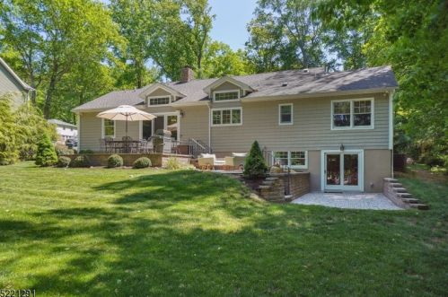 61 Webster Dr, Berkeley Heights NJ 07922-2028 exterior