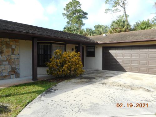 8207 Coquina Ave, Fort Pierce, FL 34951-1091