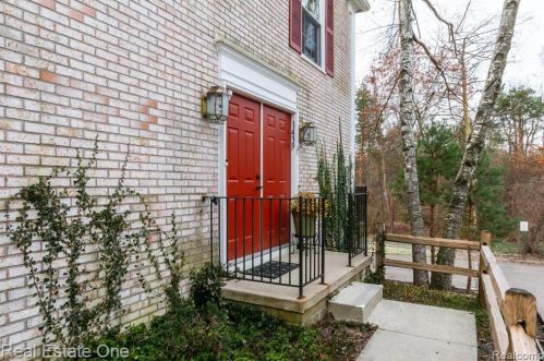 1439 Lantern Ln, Rochester MI 48306-4240 exterior