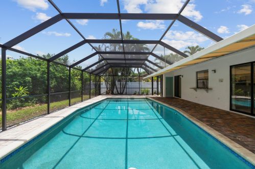 17320 Lake Park Rd, Boca Raton FL 33487-1166 exterior