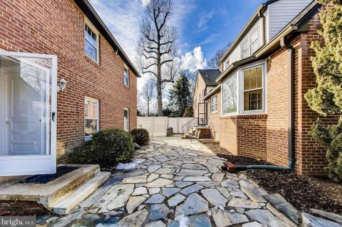 1101 Morningside Ln, Alexandria VA 22308-1042 exterior