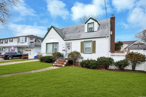 85 Carl St, Valley Stream, NY 11580-4034