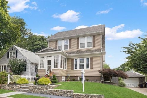 27 Peckham Ave, Providence, RI 02908-1009