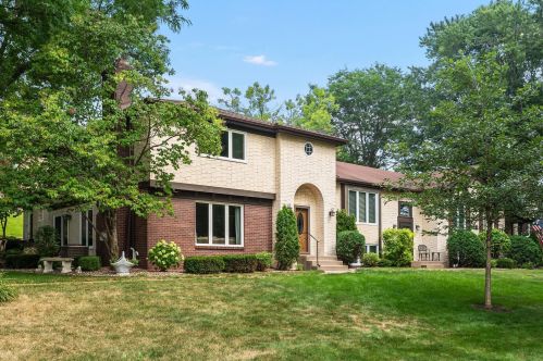 1870 Eagle Ridge Dr, Saint Paul, MN 55118-4216