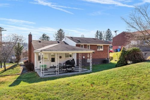 1300 Blue Jay Dr, Pittsburgh PA  15243-1206 exterior