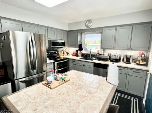 127 Maple St, Bridgewater NJ  08807-2752 exterior